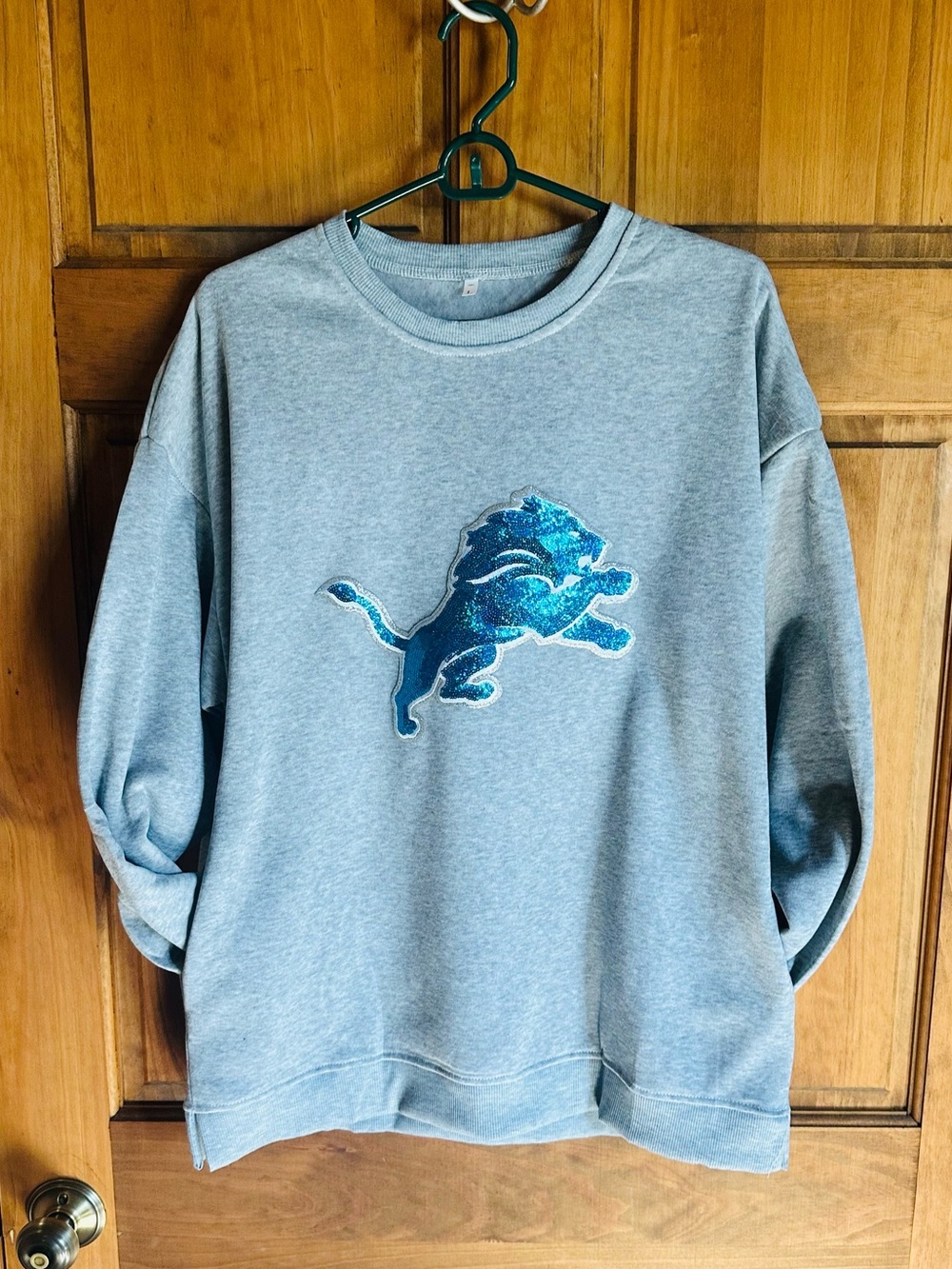 Detroit lions NFL Gray Crewneck Sweatshirt Blue Lion logo Graphic w/ pockets! L